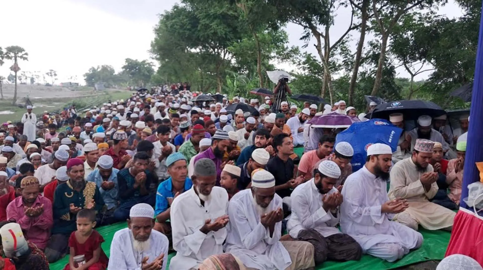 ইলিশের জন্য মেঘনার তীরে বিশেষ দোয়া, অংশ নিলেন ৬০ জন আলেম